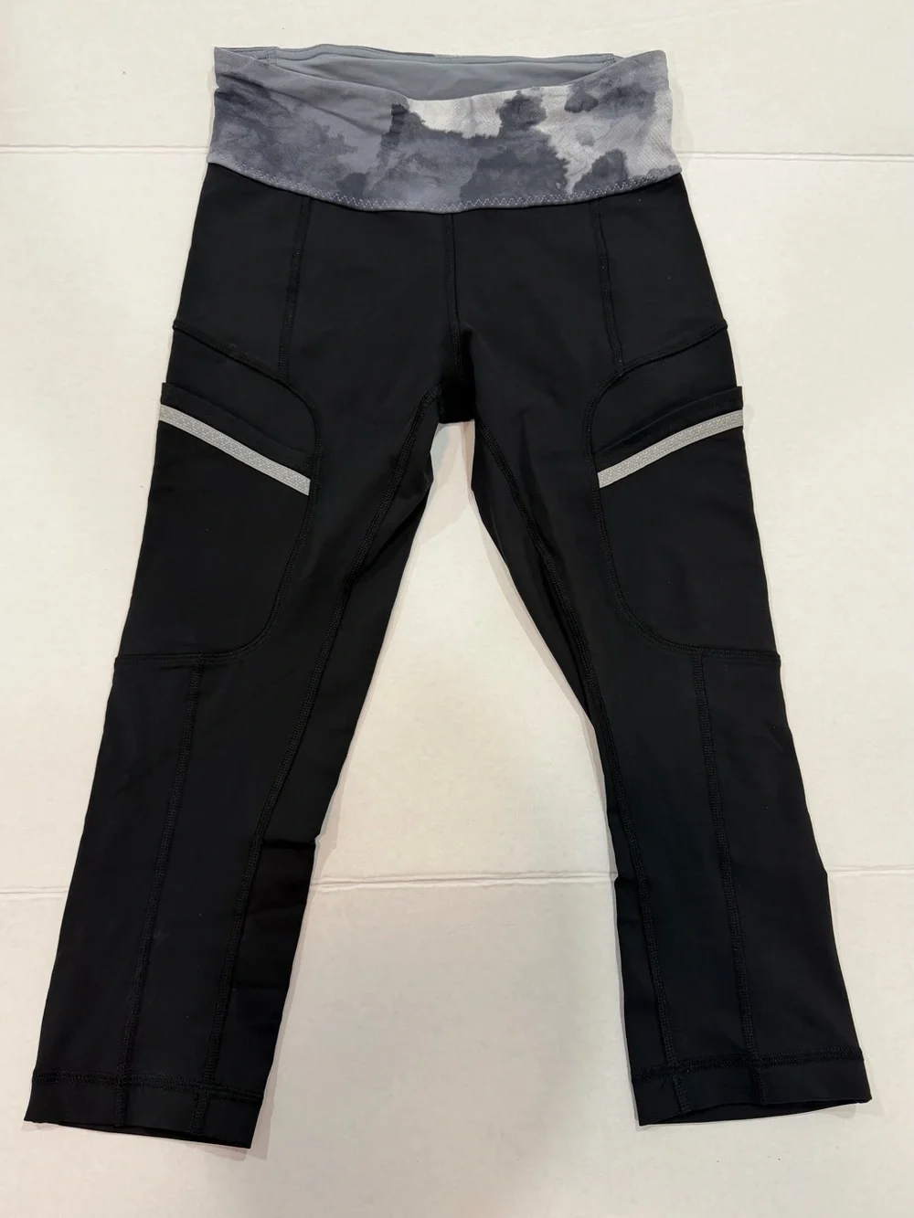 Lululemon black crop running leggings featuring side pockets reflective stripe 4